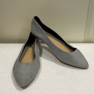 Like New! Old Navy stripe Pointed as Toe flats  Ballet shoes Navy/White size 7